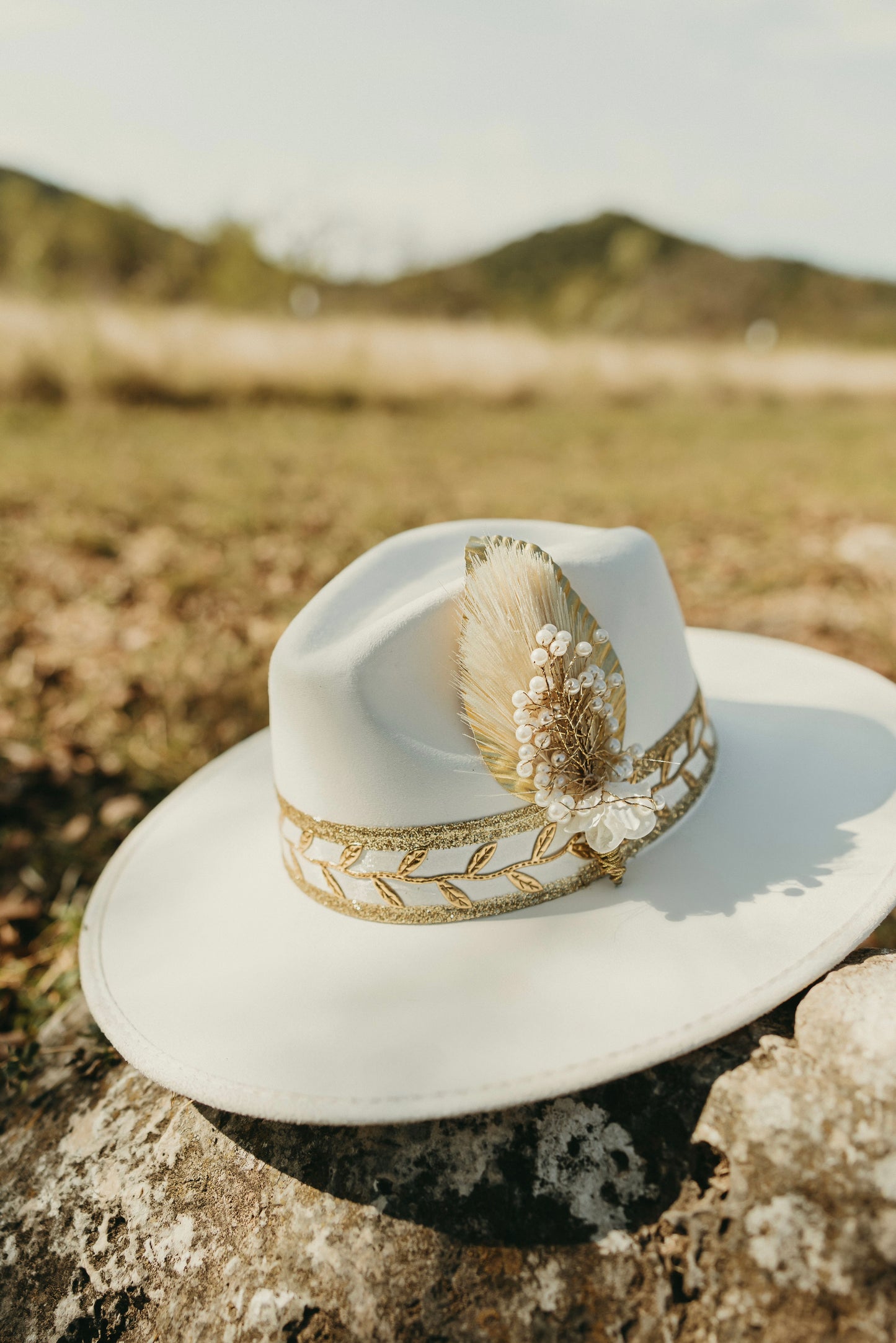 Fedora “Lifetime of love” in pure white