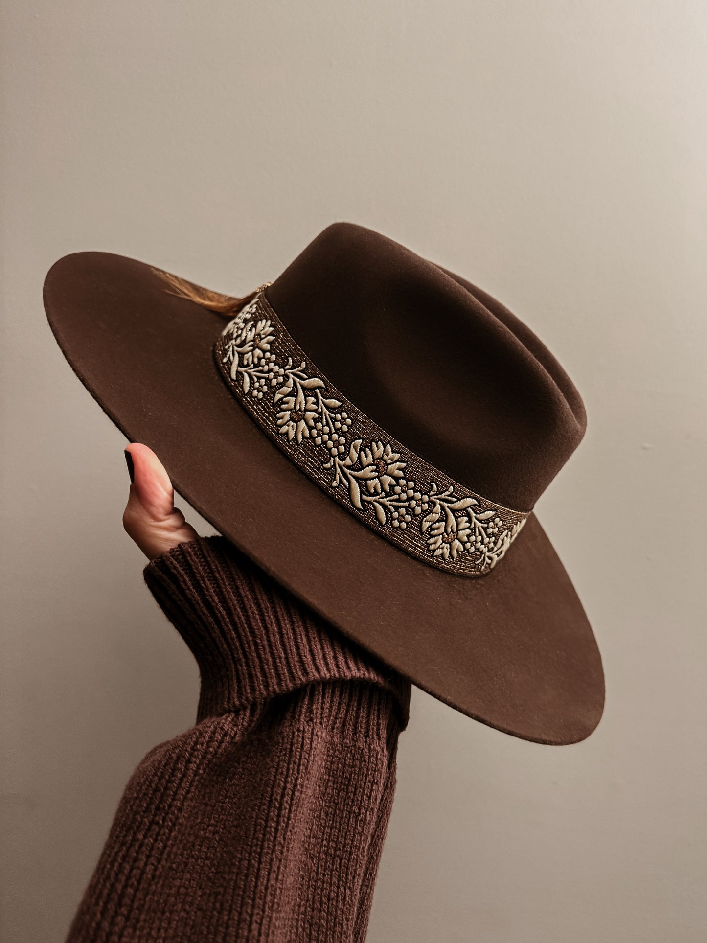 Fedora “Audrey” in mocha mousse