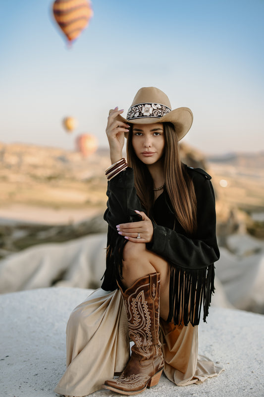 Cowgirl “Millie” in hazelnut/black