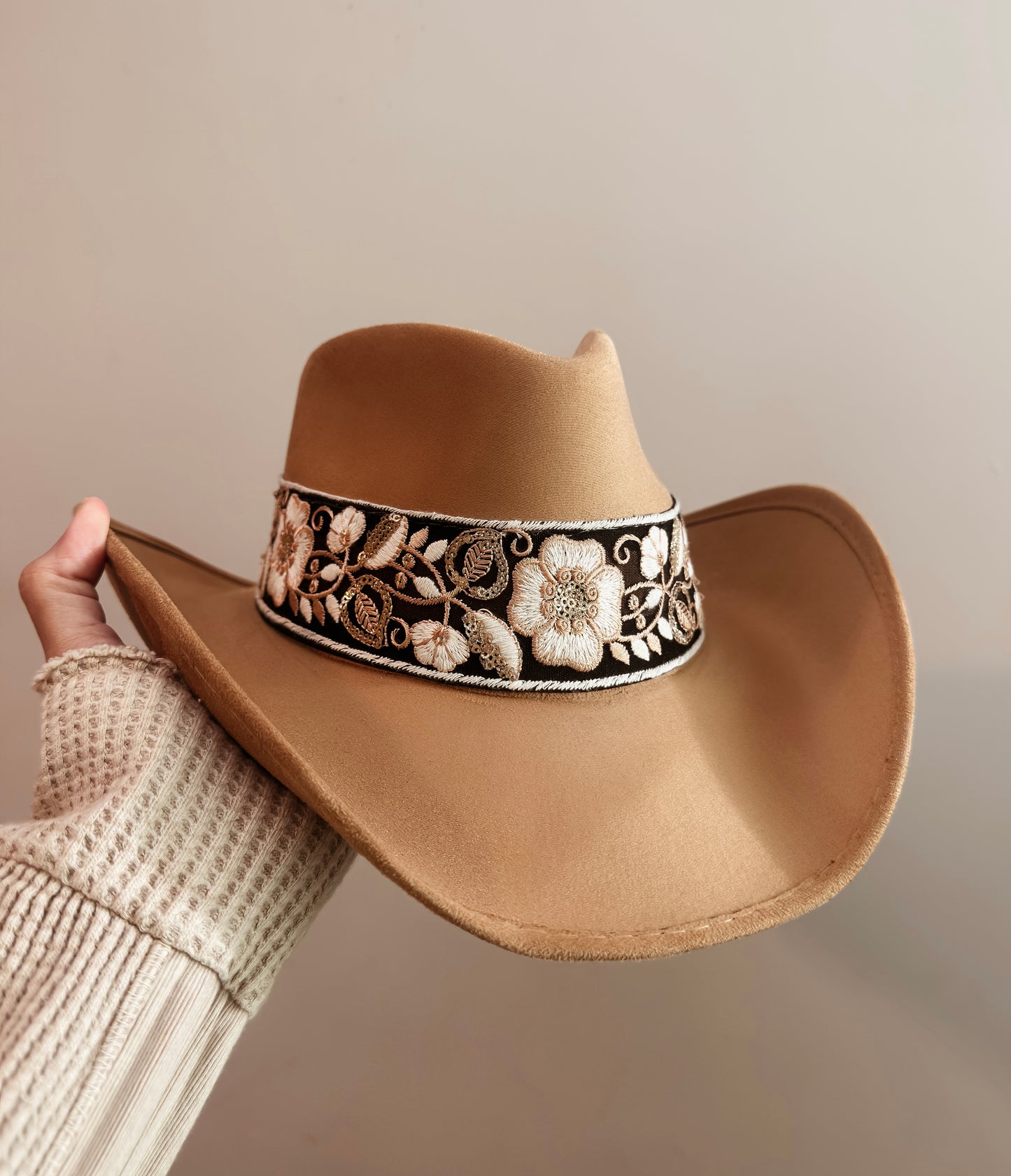 Cowgirl “Millie” in hazelnut/black
