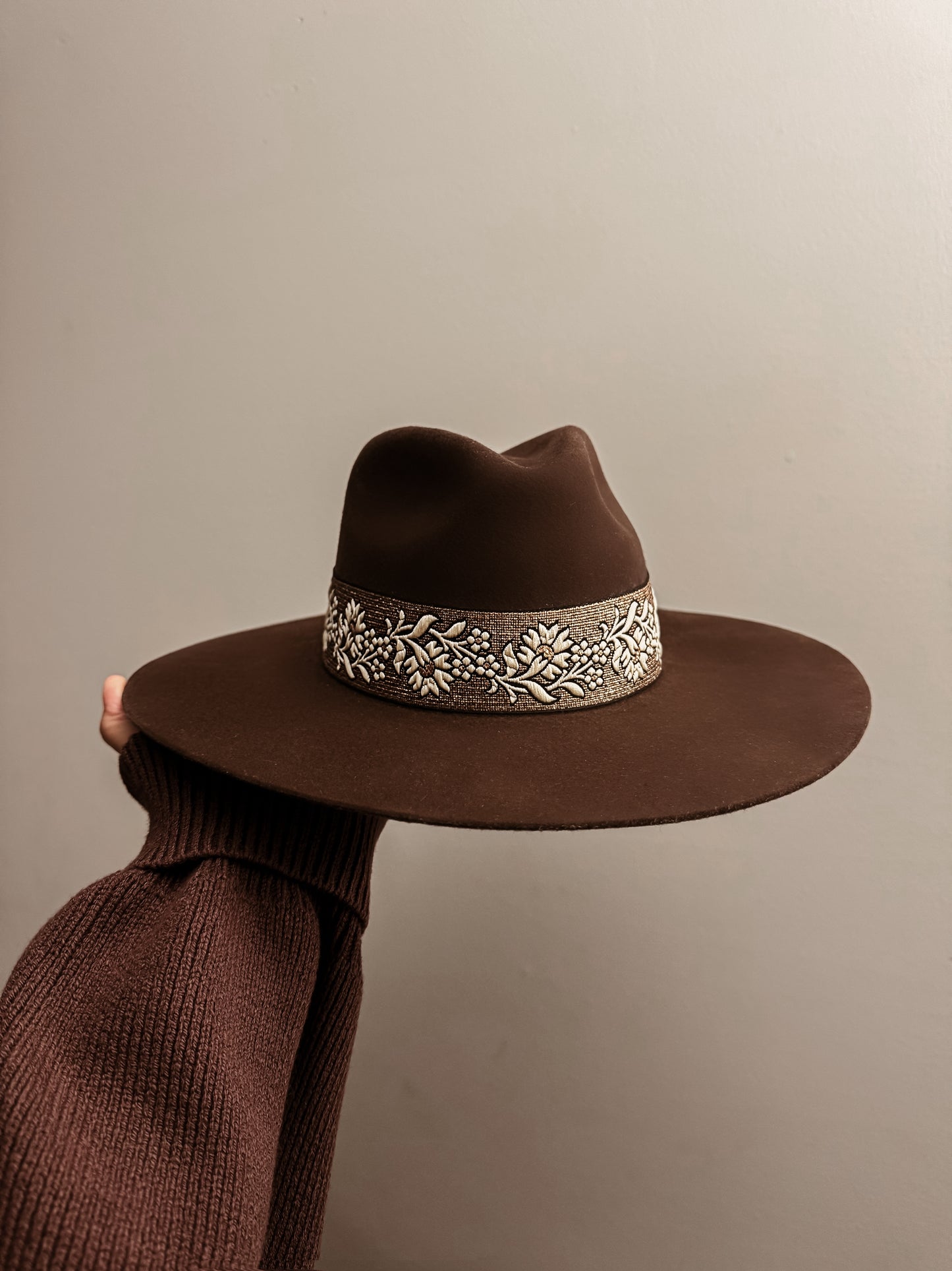 Fedora “Audrey” in mocha mousse