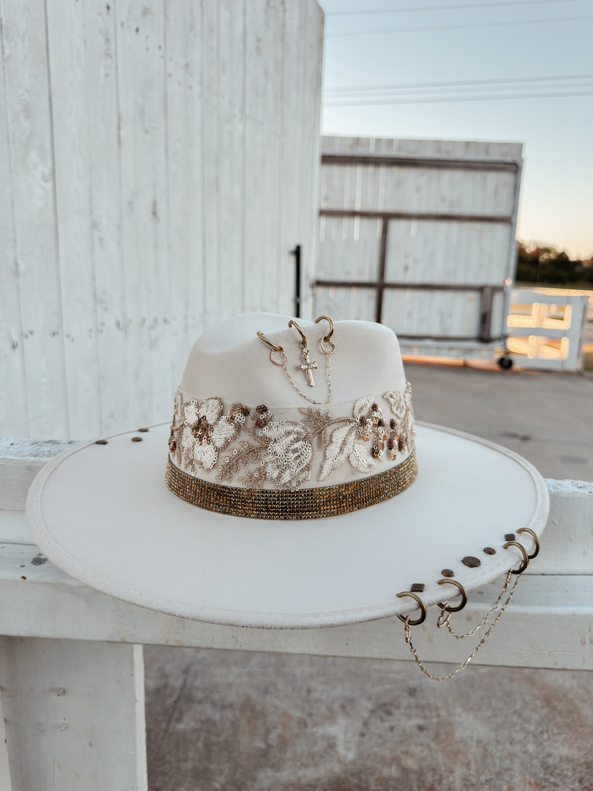 Fedora “Gianna 2.0” in ivory