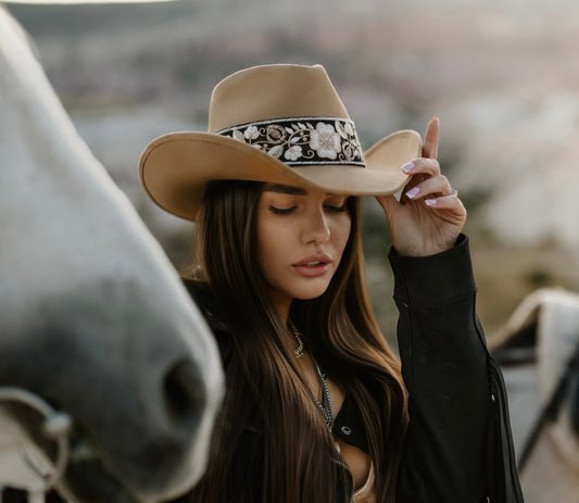 Cowgirl “Millie” in hazelnut/black